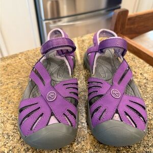 Keen Purple Rose Girls Size 3 Water/Hiking Sandals with Closed-Toe Design